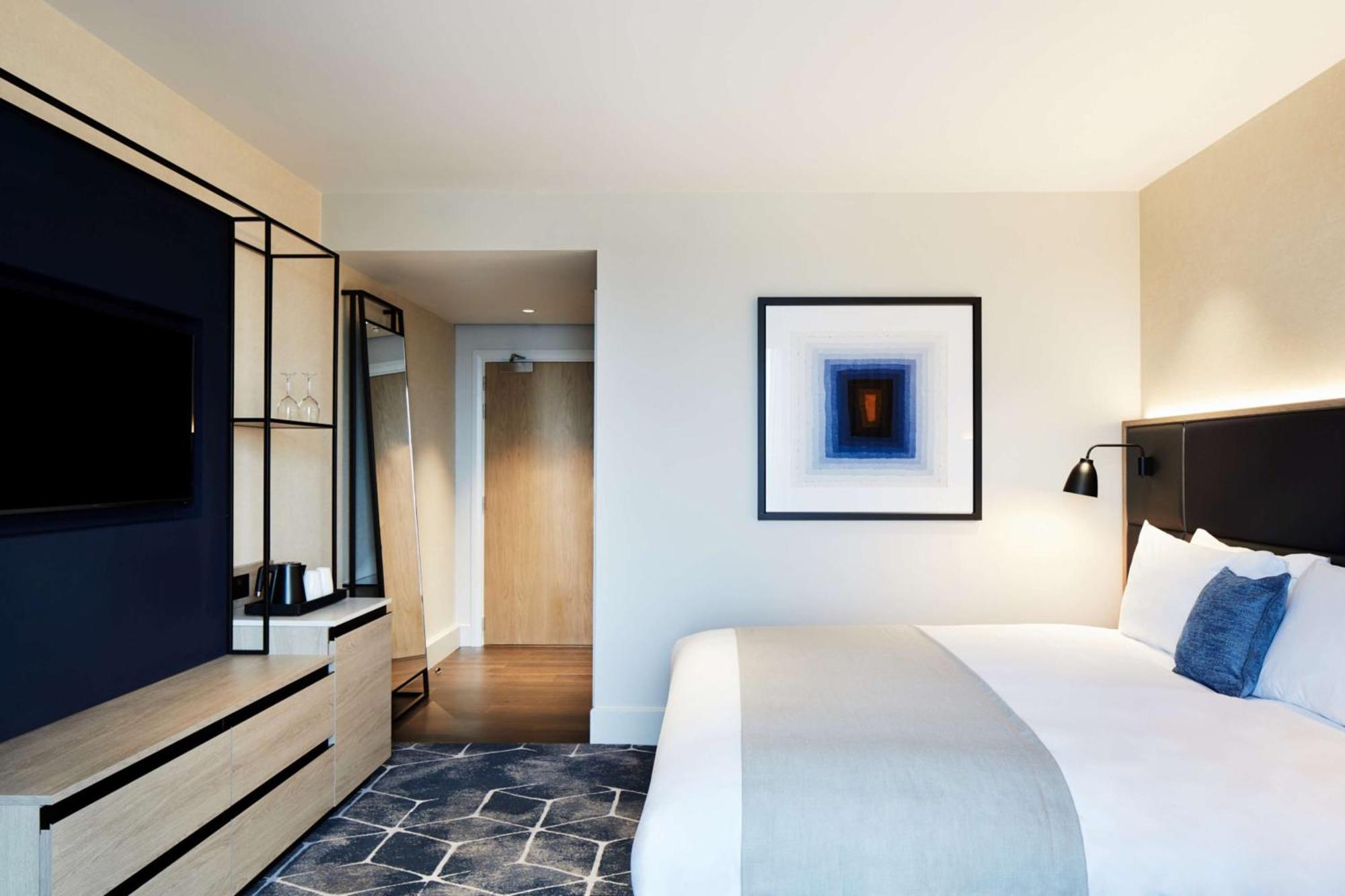Zimmer mit Kingsize-Bett und Stadtblick